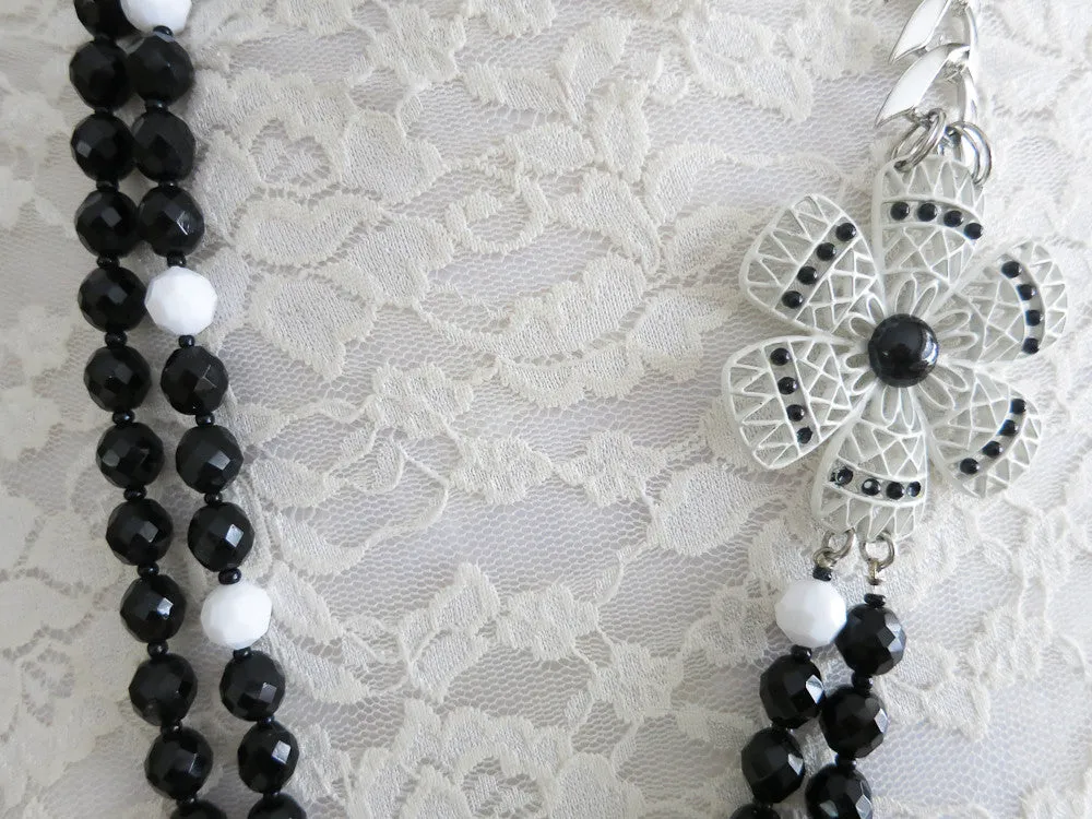 Black and White Beauty Flower Necklace